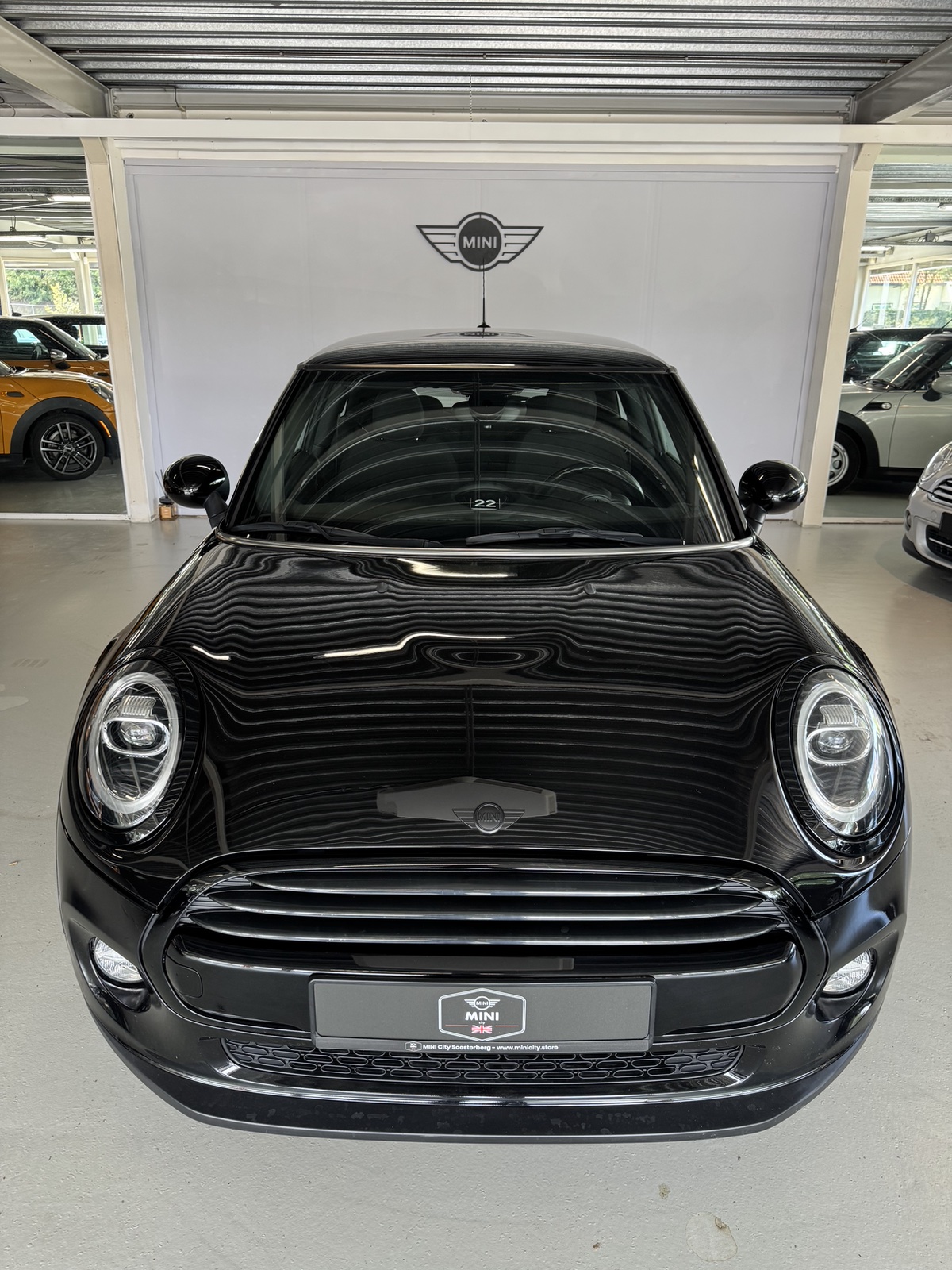 MINI Cooper 2019 in zwart, voorzijde, kenteken XJ-370-S